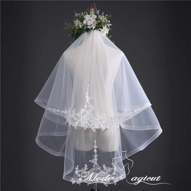 #07308008 Two-tier Pencil Edge Elbow Bridal Veils with Lace Applique Embellishment