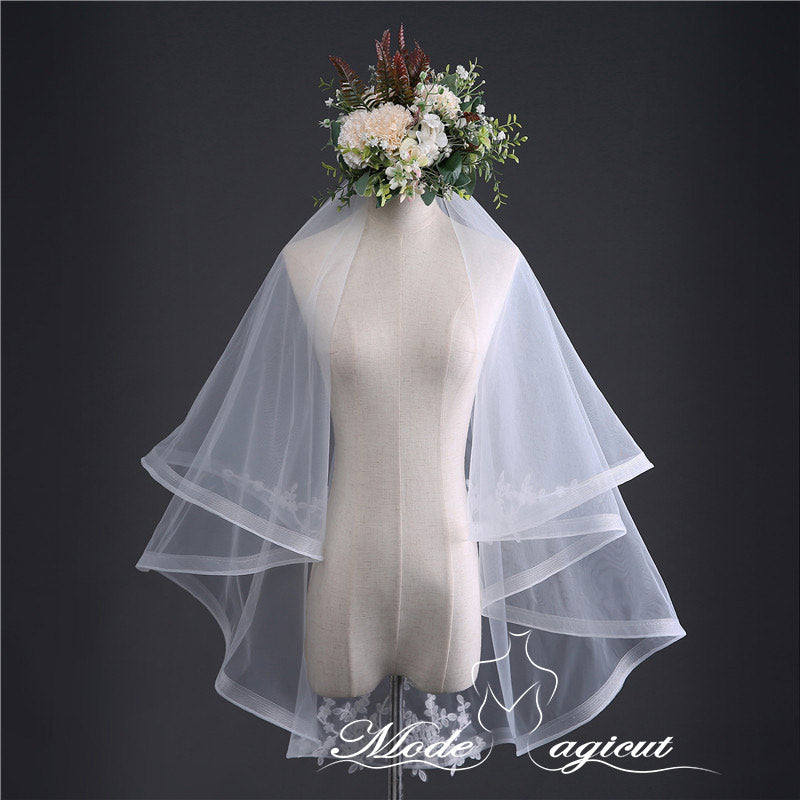 #07308008 Two-tier Pencil Edge Elbow Bridal Veils with Lace Applique Embellishment