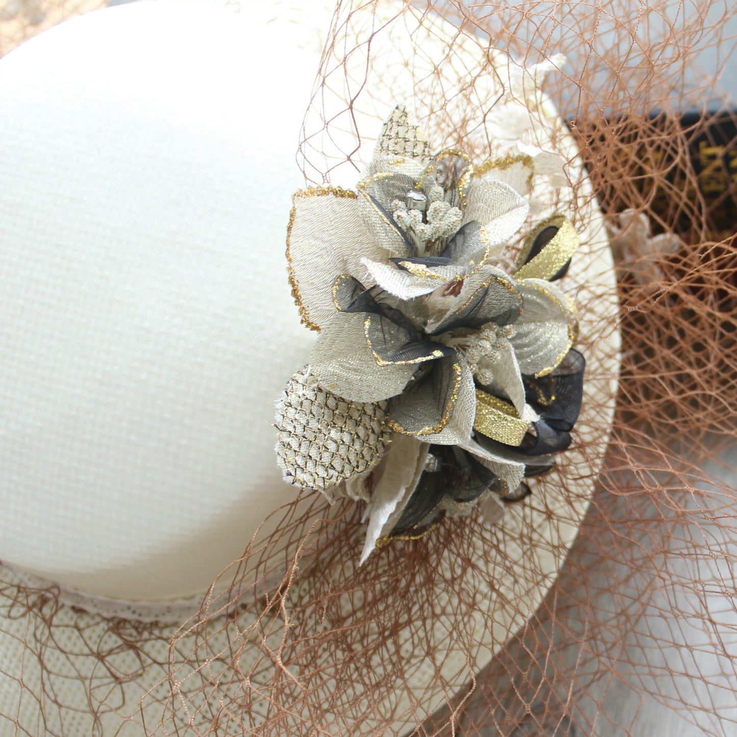 #10948021 Elegant Ivory Linen Fascinators with Flowers and Veil