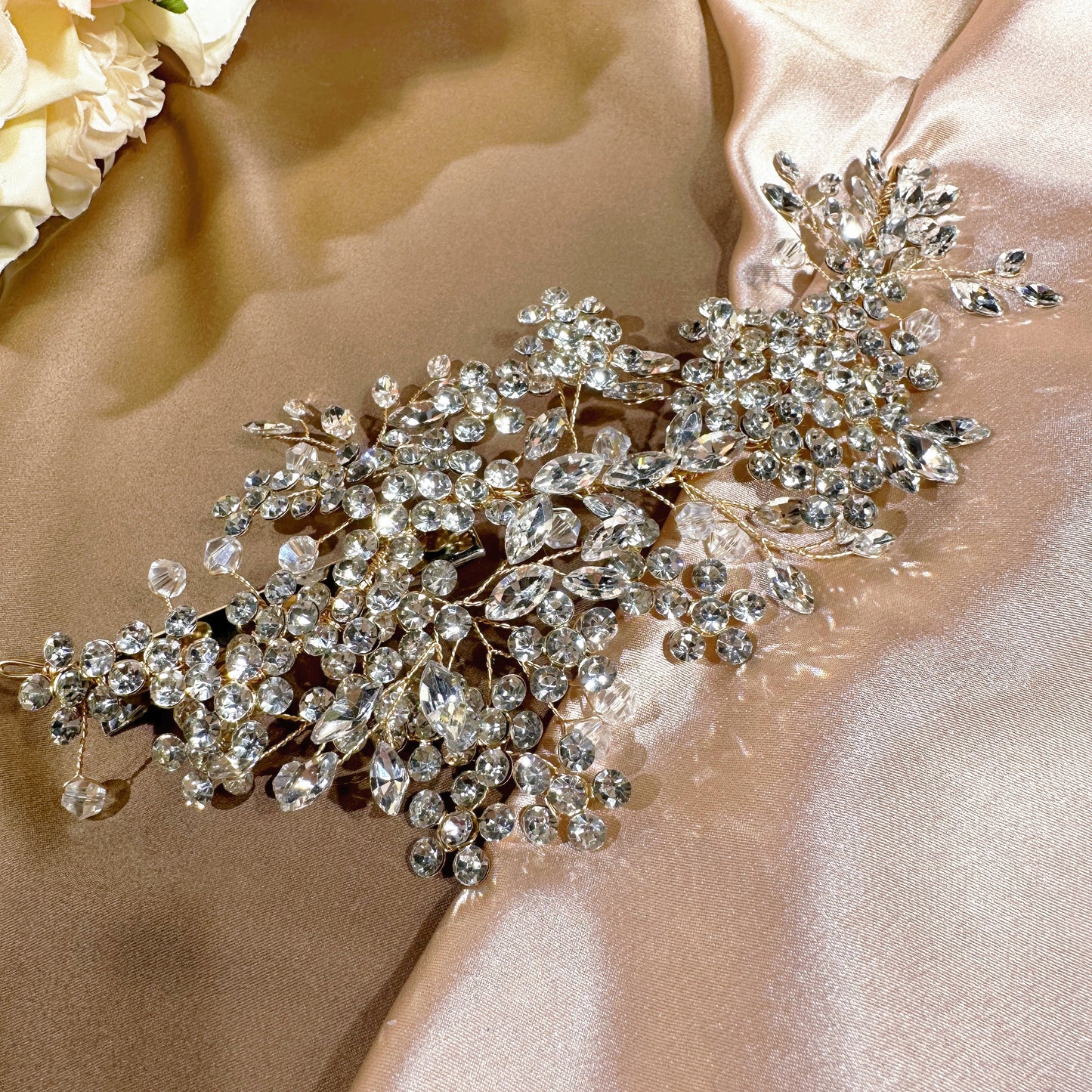 Get ready to dazzle with our Beautiful Rhinestone Headpiece (Gold & Silver)