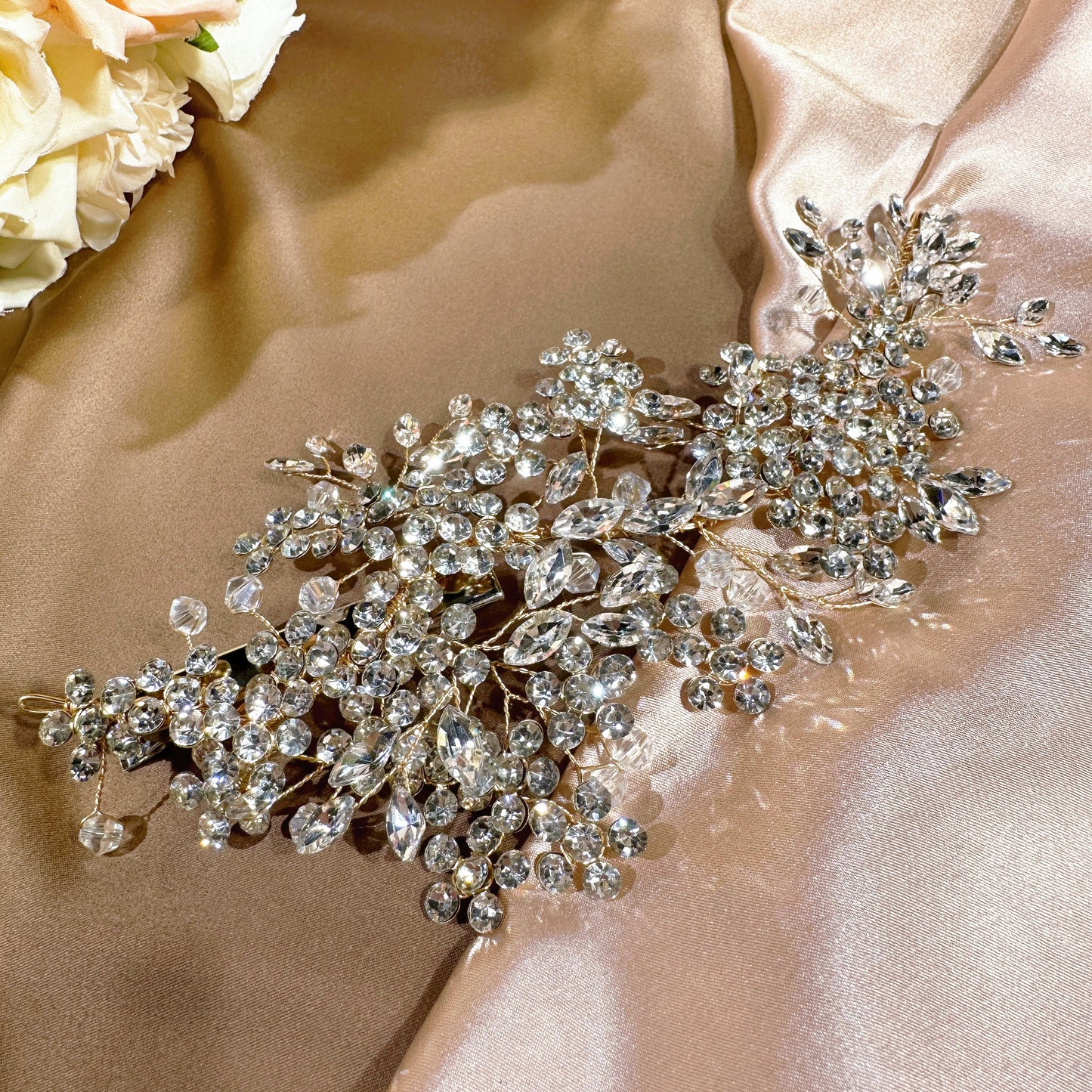 Get ready to dazzle with our Beautiful Rhinestone Headpiece (Gold & Silver)