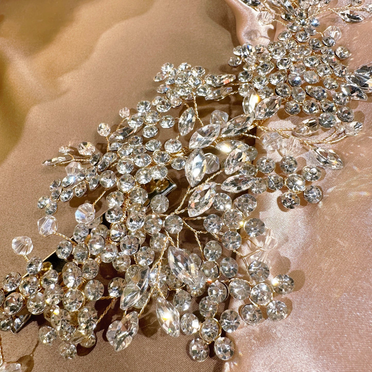 Get ready to dazzle with our Beautiful Rhinestone Headpiece (Gold & Silver)
