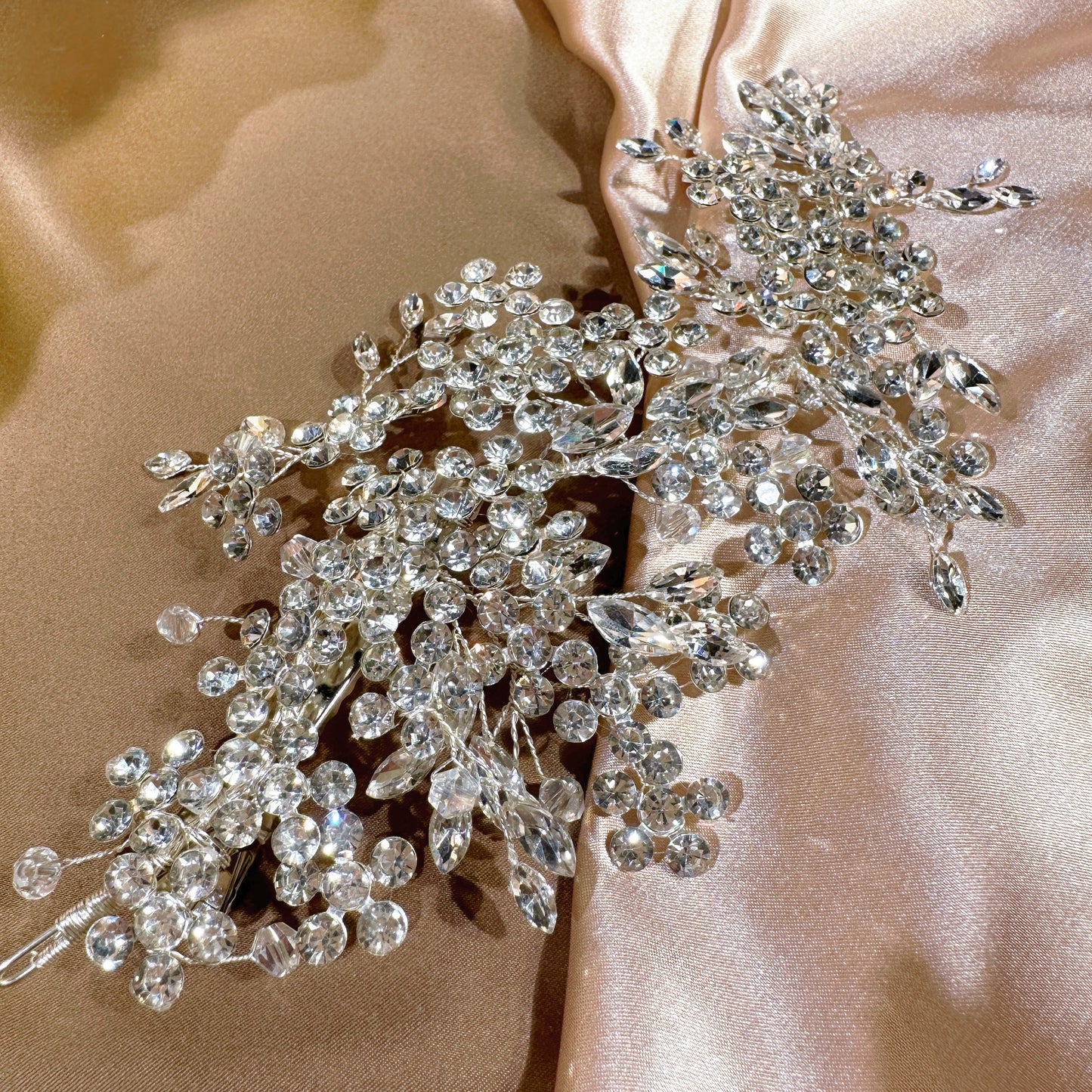 Get ready to dazzle with our Beautiful Rhinestone Headpiece (Gold & Silver)