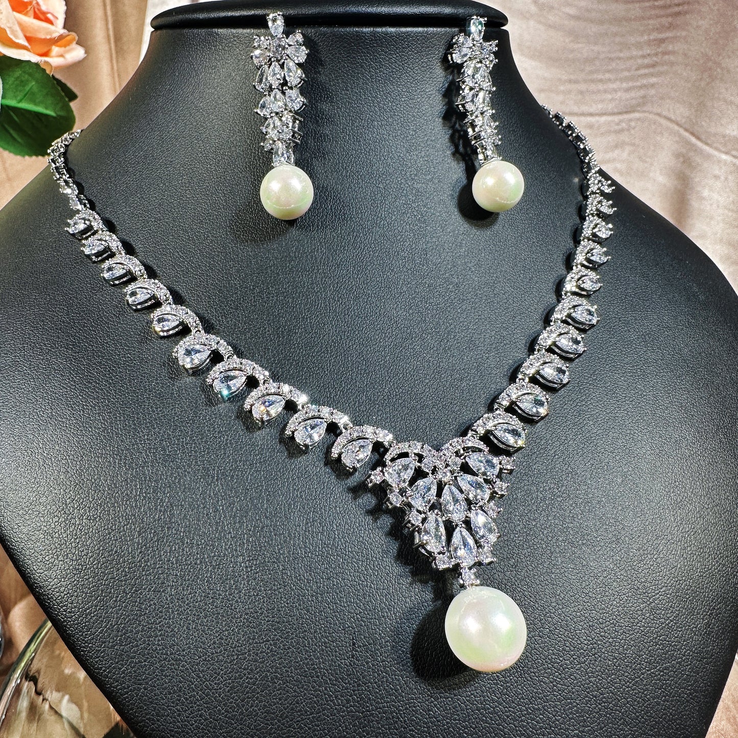231202021 Elegant Cubic Zirconia Lavaliere Necklace - Add Some Glamour to Your Outfit