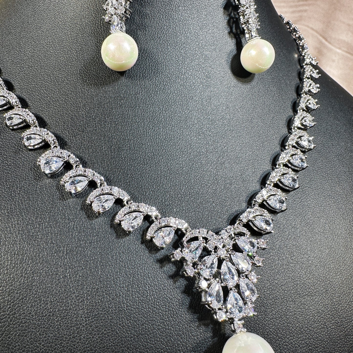 231202021 Elegant Cubic Zirconia Lavaliere Necklace - Add Some Glamour to Your Outfit