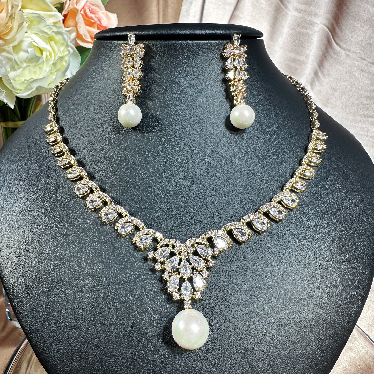 231202021 Elegant Cubic Zirconia Lavaliere Necklace - Add Some Glamour to Your Outfit
