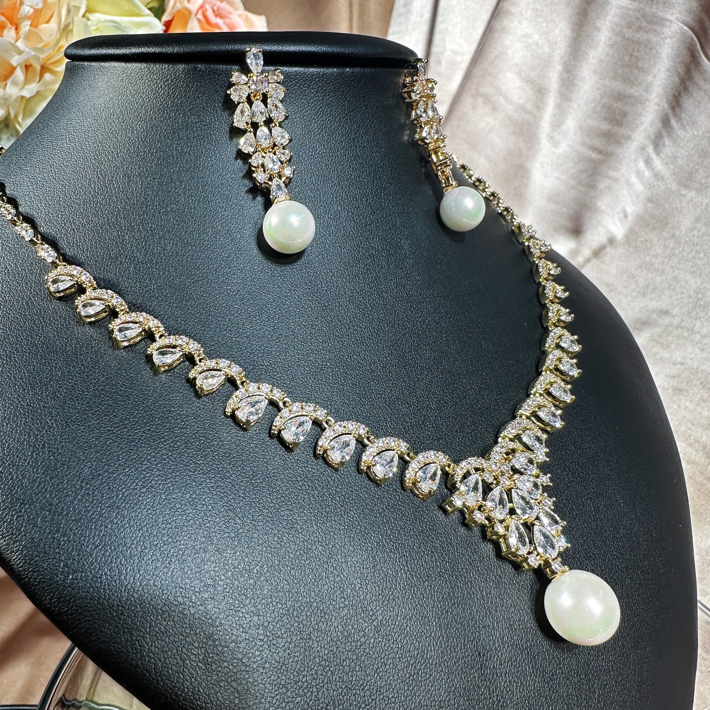 231202021 Elegant Cubic Zirconia Lavaliere Necklace - Add Some Glamour to Your Outfit
