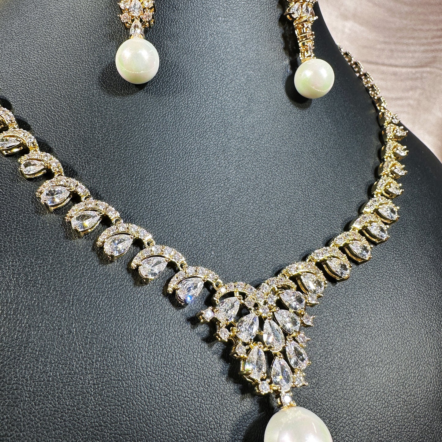 231202021 Elegant Cubic Zirconia Lavaliere Necklace - Add Some Glamour to Your Outfit