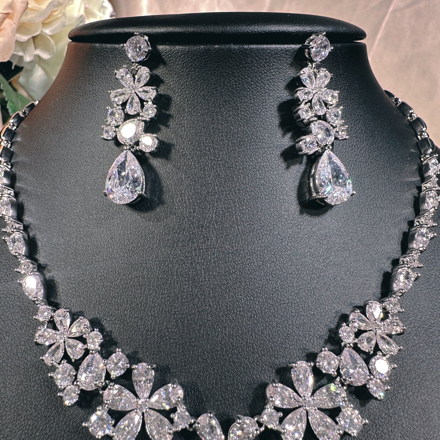 #23902006 Elegant and Glamorous Bib Style Jewelry Set - Available in 3 Stunning Colors (Silver, Green, & Blue)