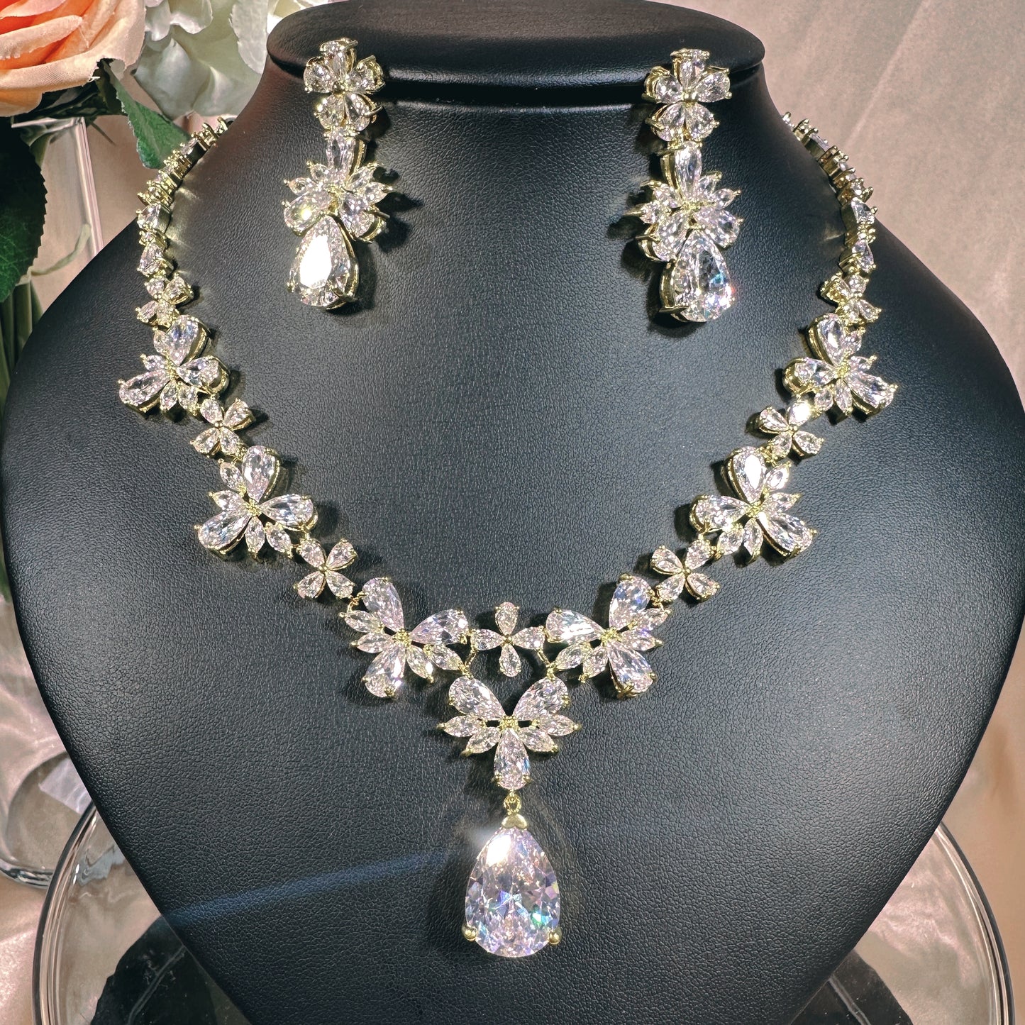 23902003 Antique Charm: Luxury Cubic Zirconia Necklace &Teardrop Earrings with Vintage-Inspired Design (Available in Silver, Gold & Rose-Gold)