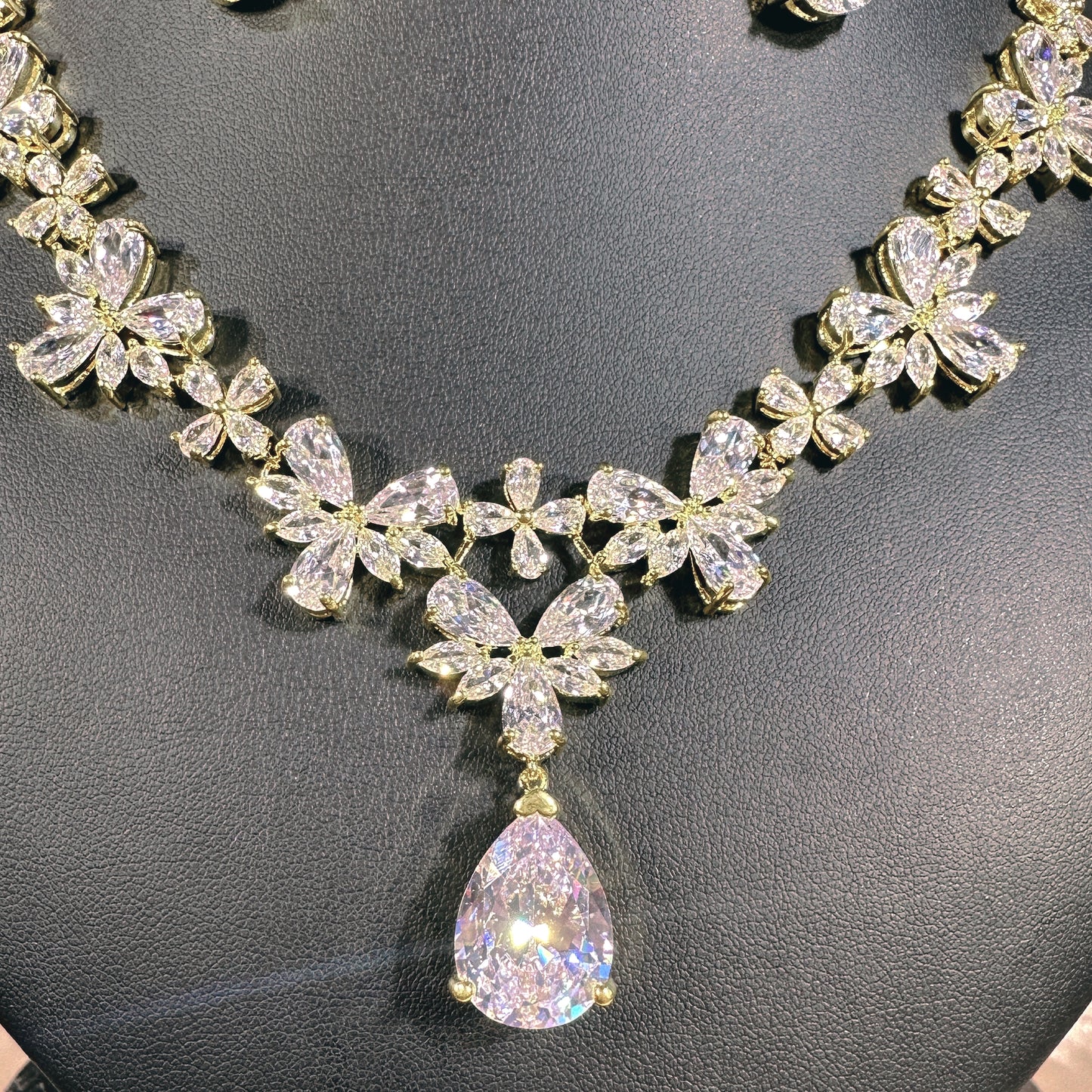 23902003 Antique Charm: Luxury Cubic Zirconia Necklace &Teardrop Earrings with Vintage-Inspired Design (Available in Silver, Gold & Rose-Gold)