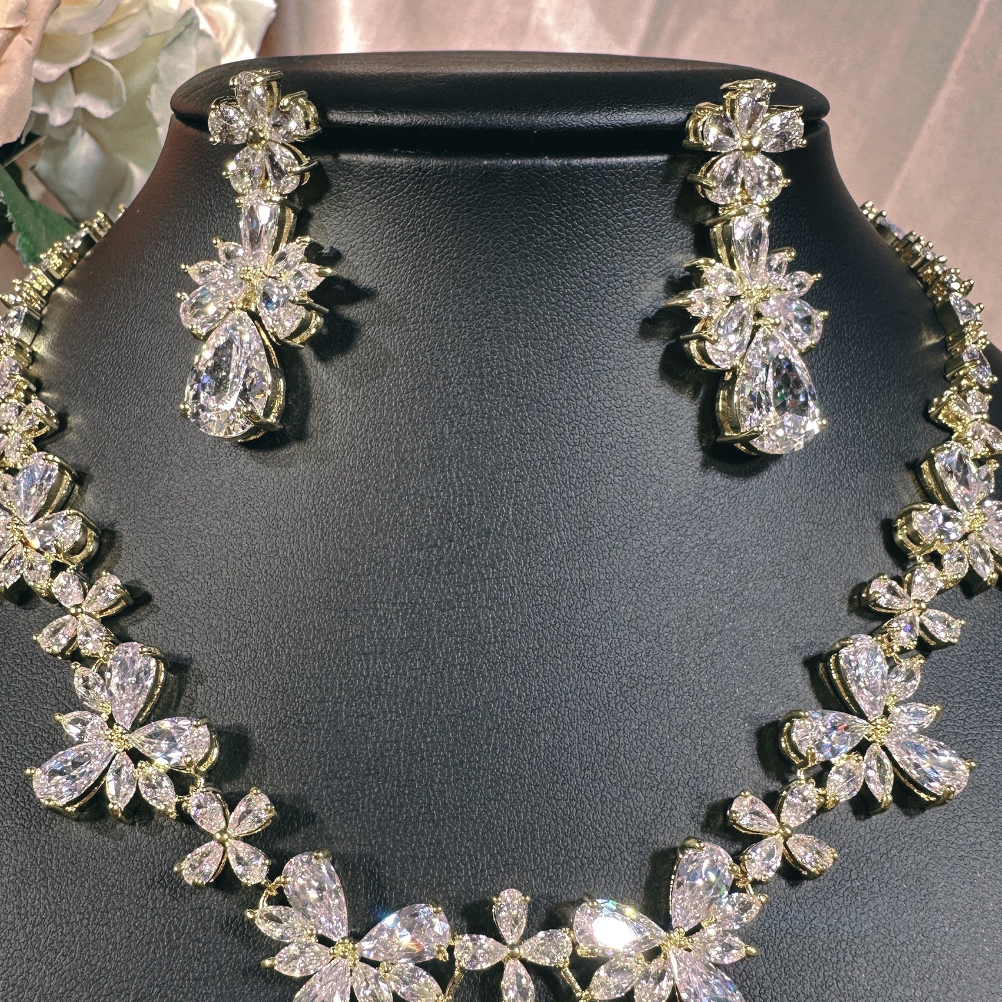 23902003 Antique Charm: Luxury Cubic Zirconia Necklace &Teardrop Earrings with Vintage-Inspired Design (Available in Silver, Gold & Rose-Gold)