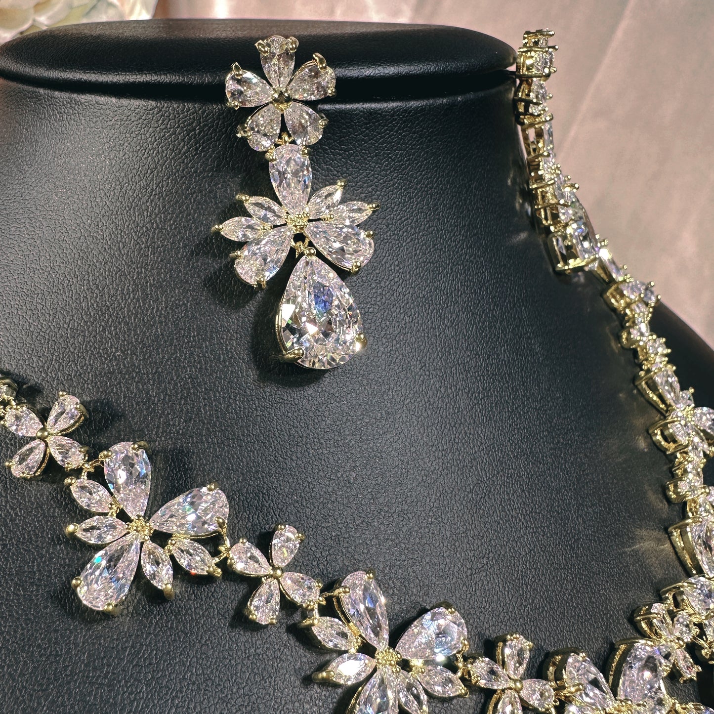 23902003 Antique Charm: Luxury Cubic Zirconia Necklace &Teardrop Earrings with Vintage-Inspired Design (Available in Silver, Gold & Rose-Gold)