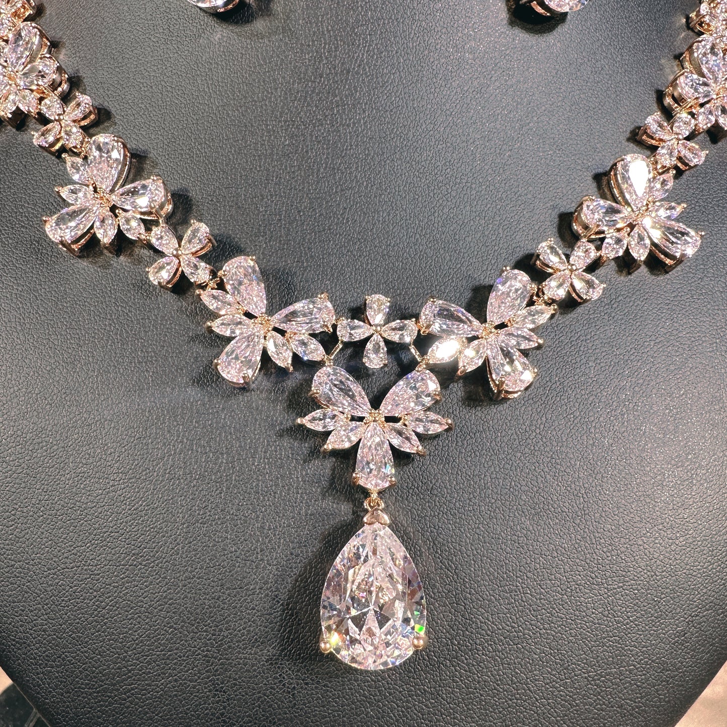 23902003 Antique Charm: Luxury Cubic Zirconia Necklace &Teardrop Earrings with Vintage-Inspired Design (Available in Silver, Gold & Rose-Gold)