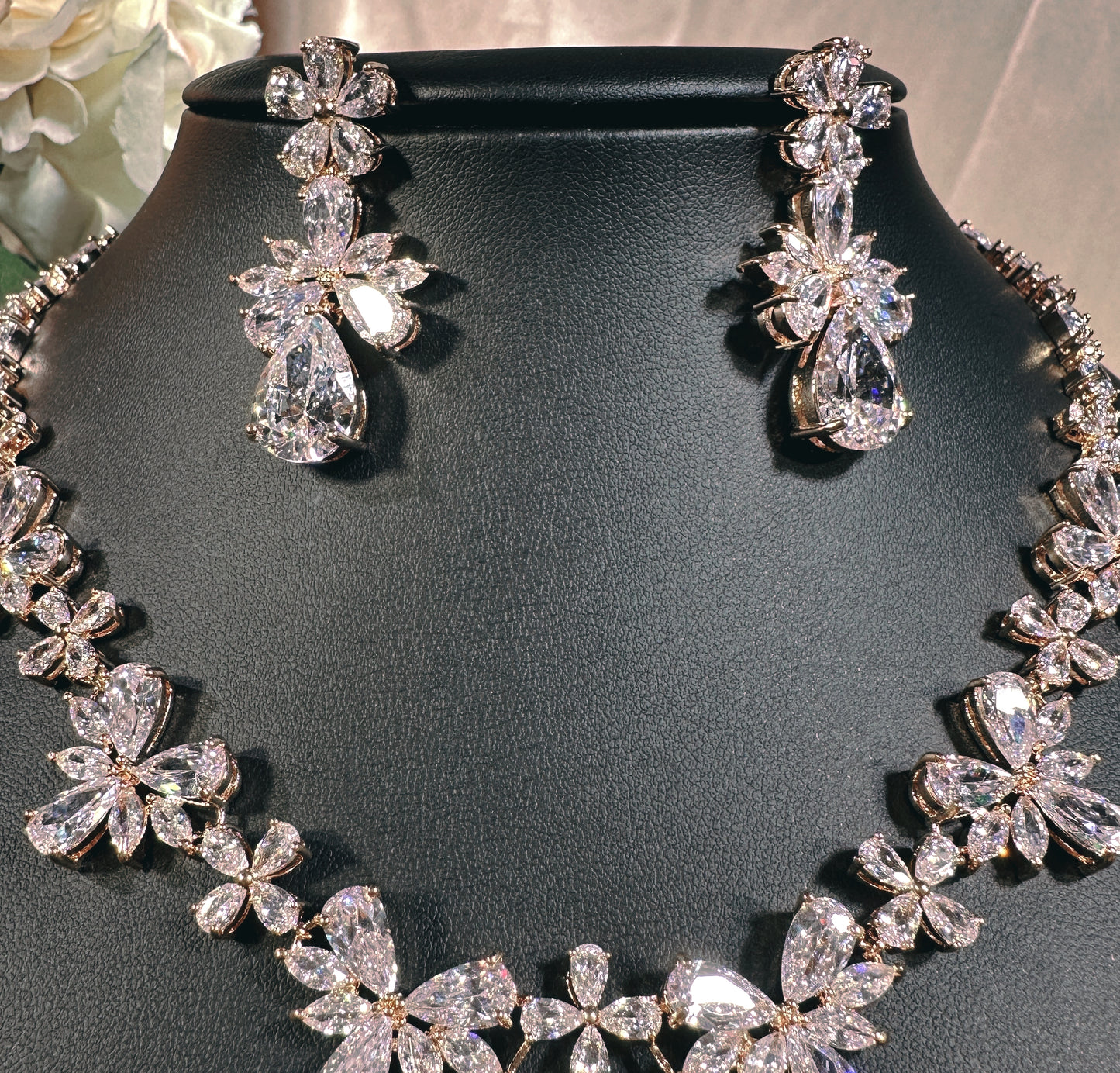 23902003 Antique Charm: Luxury Cubic Zirconia Necklace &Teardrop Earrings with Vintage-Inspired Design (Available in Silver, Gold & Rose-Gold)