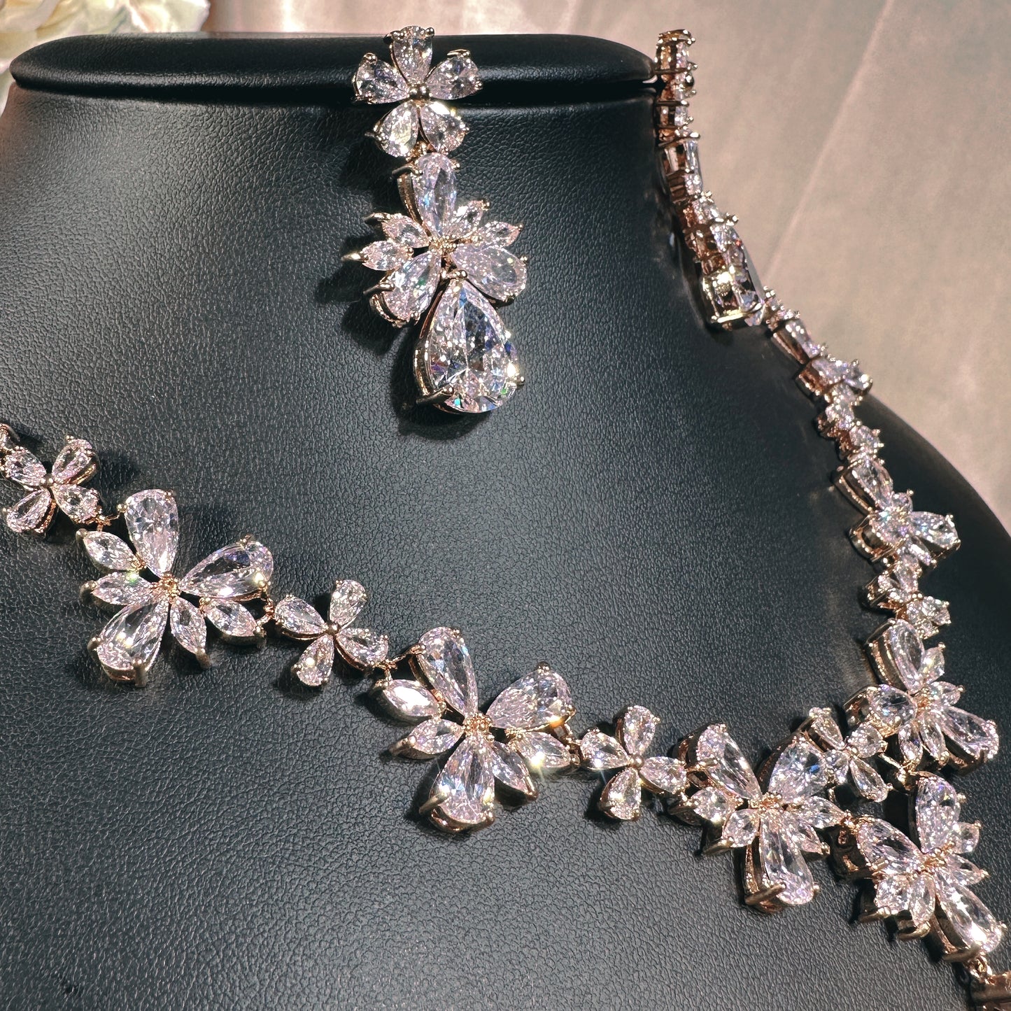 23902003 Antique Charm: Luxury Cubic Zirconia Necklace &Teardrop Earrings with Vintage-Inspired Design (Available in Silver, Gold & Rose-Gold)