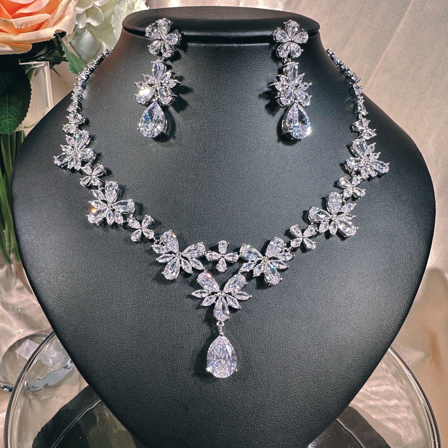 23902003 Antique Charm: Luxury Cubic Zirconia Necklace &Teardrop Earrings with Vintage-Inspired Design (Available in Silver, Gold & Rose-Gold)