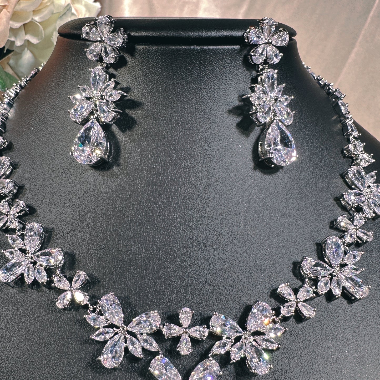 23902003 Antique Charm: Luxury Cubic Zirconia Necklace &Teardrop Earrings with Vintage-Inspired Design (Available in Silver, Gold & Rose-Gold)