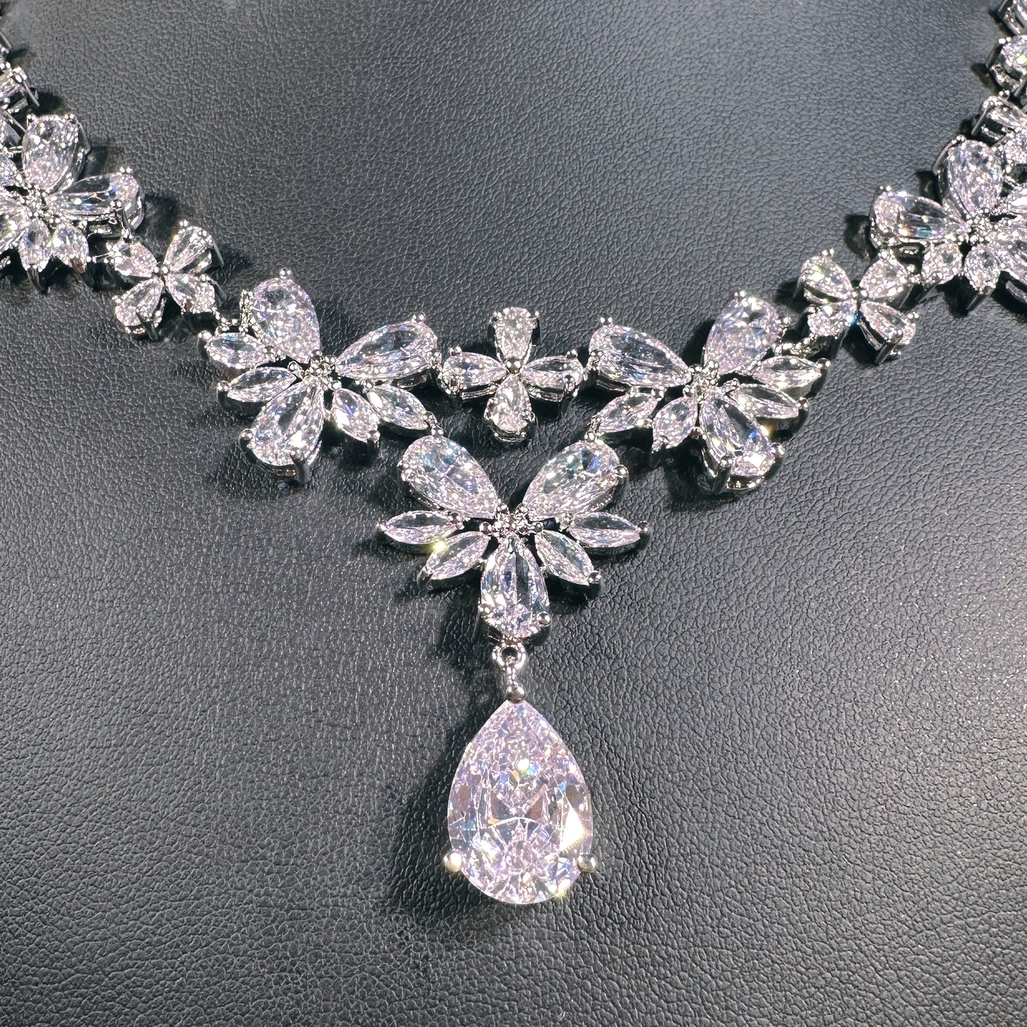 23902003 Antique Charm: Luxury Cubic Zirconia Necklace &Teardrop Earrings with Vintage-Inspired Design (Available in Silver, Gold & Rose-Gold)