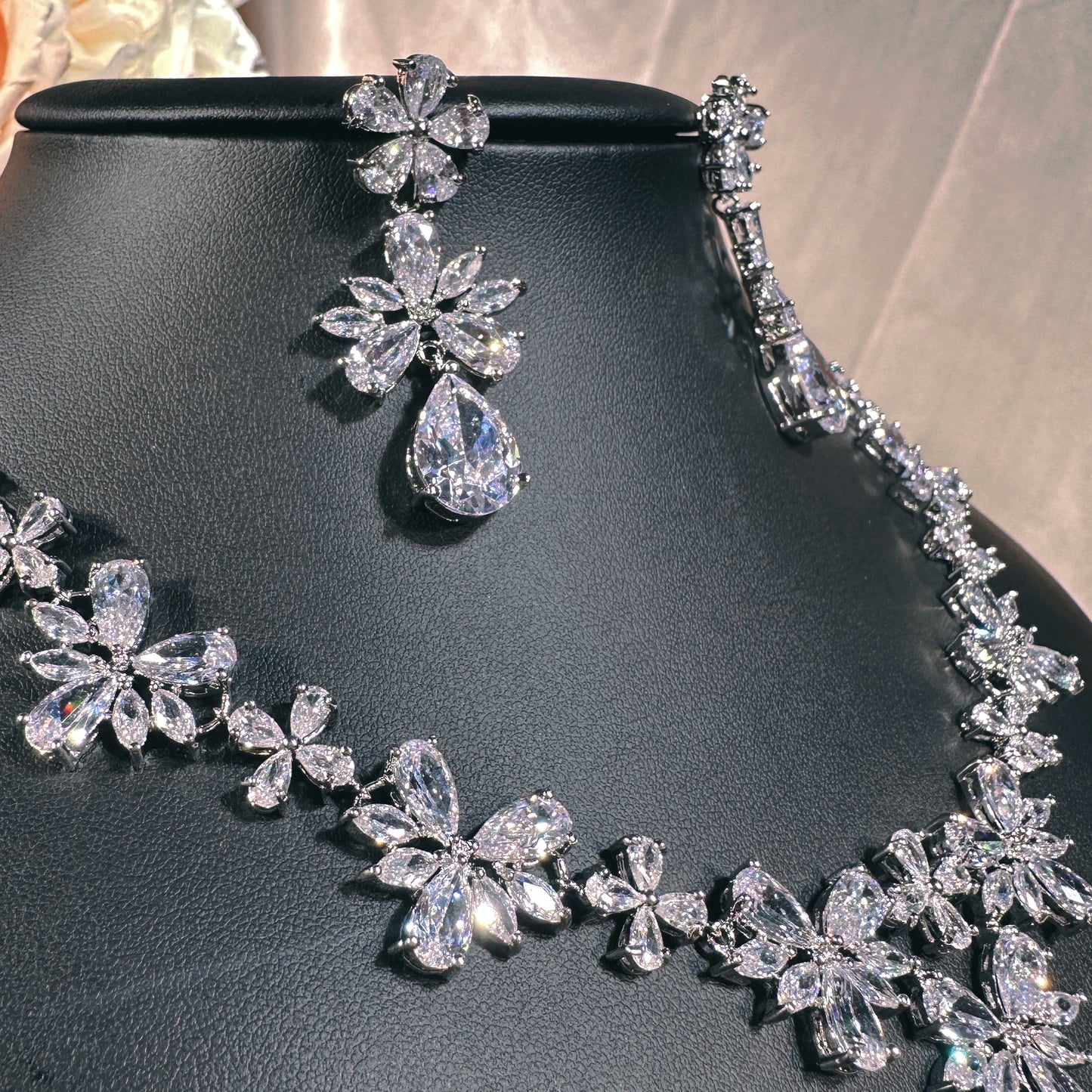23902003 Antique Charm: Luxury Cubic Zirconia Necklace &Teardrop Earrings with Vintage-Inspired Design (Available in Silver, Gold & Rose-Gold)