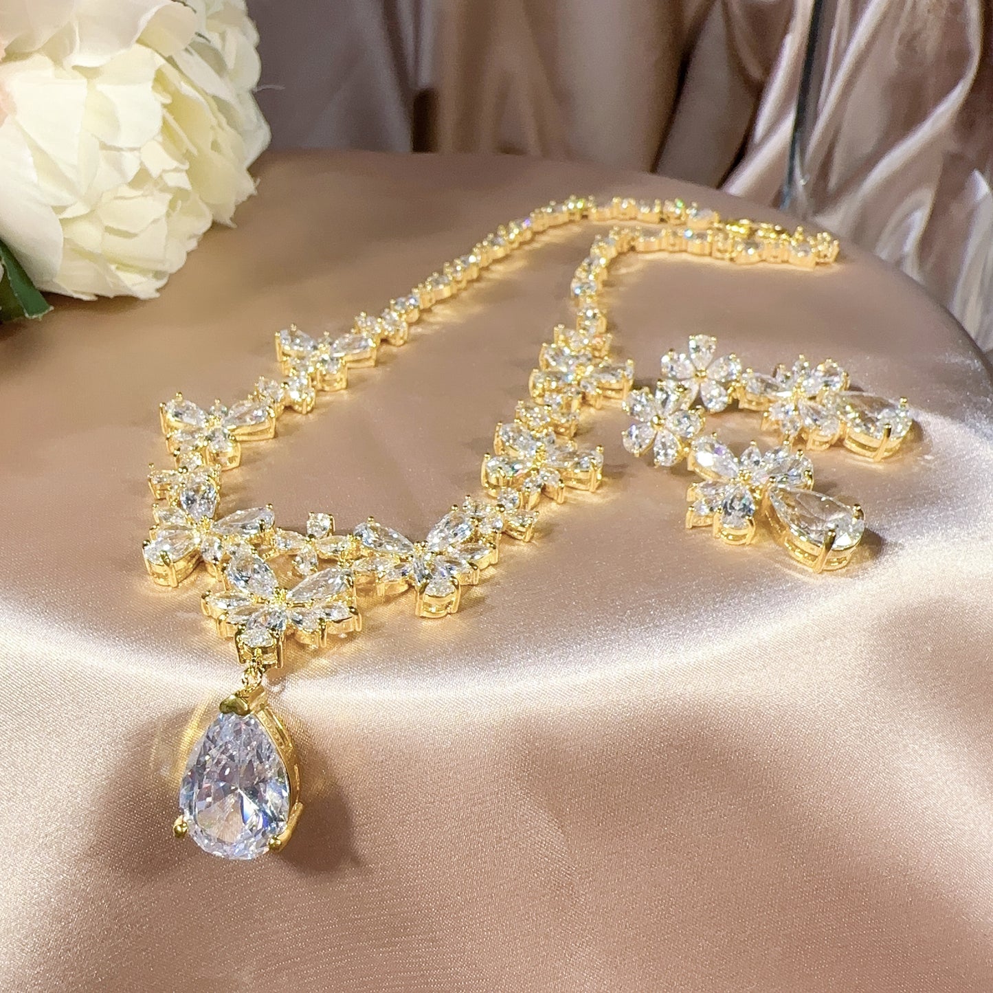 23902003 Antique Charm: Luxury Cubic Zirconia Necklace &Teardrop Earrings with Vintage-Inspired Design (Available in Silver, Gold & Rose-Gold)
