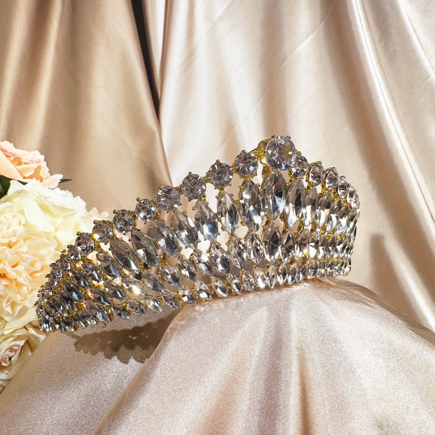 23292865 Glamorous Gold Rhinestone Tiara for the Modern Bride | Bridal Hair style | Bridal Accessoire | for Wedding