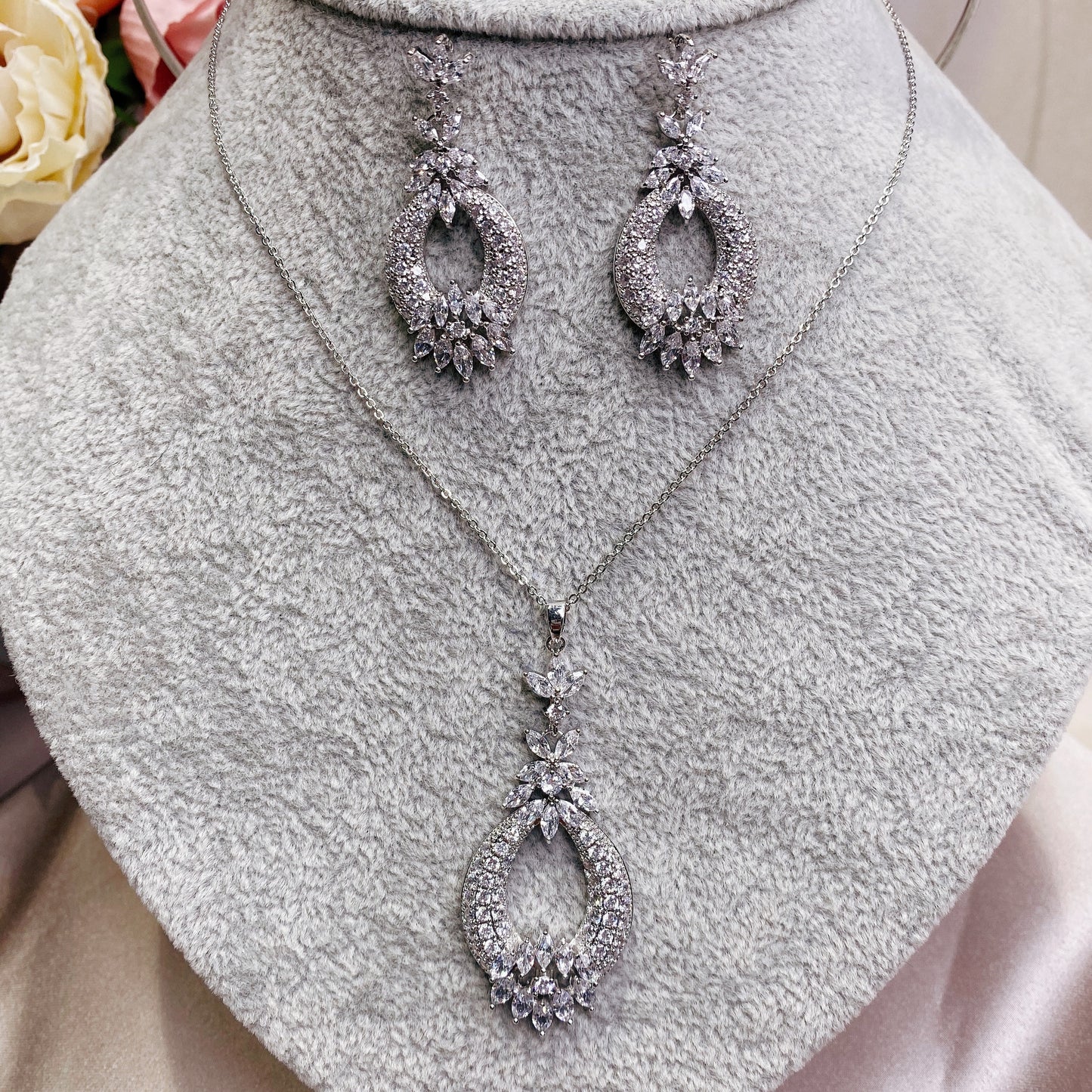#11522010 Cubic Zirconia Vintage Diamond Pendant Set