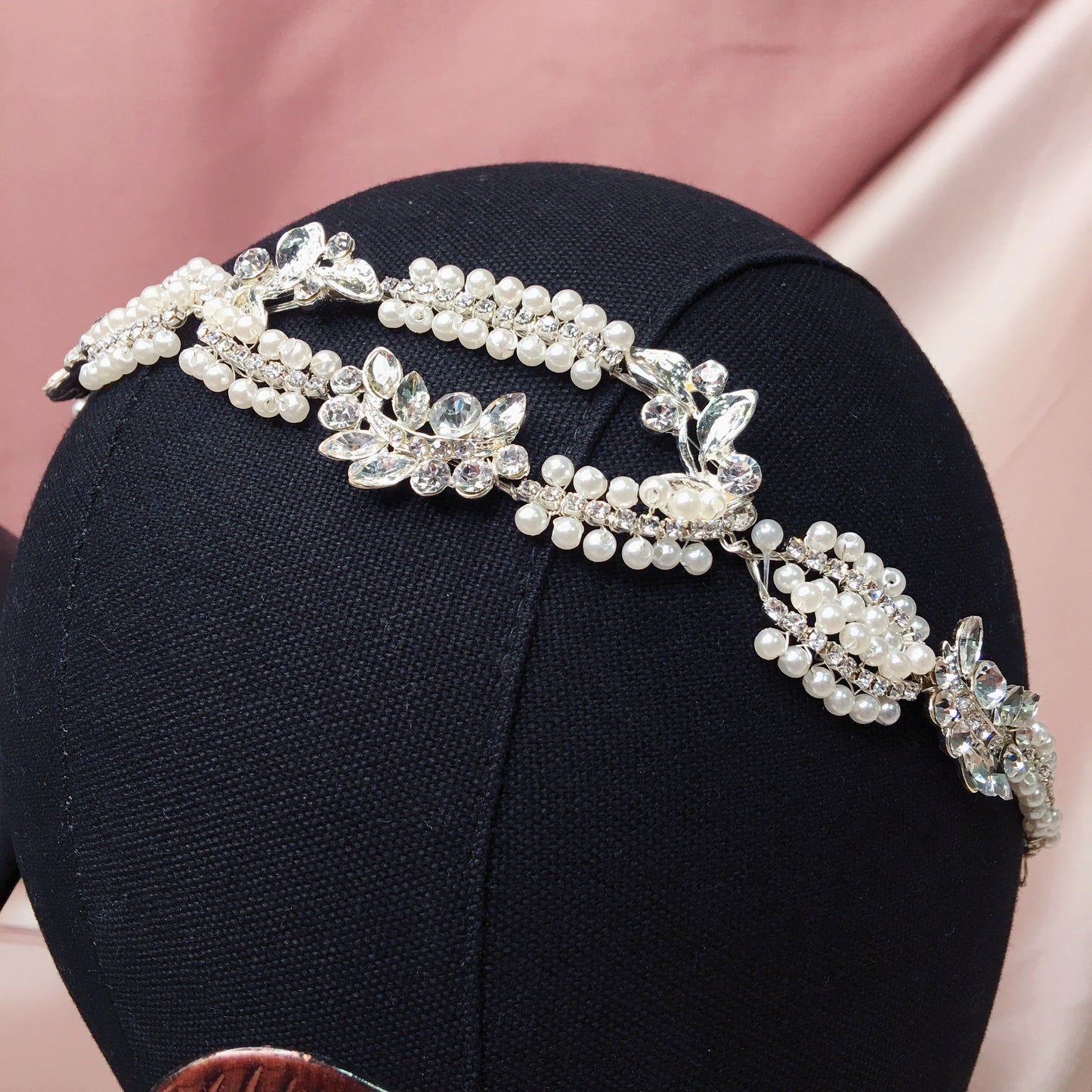 #03419039  Vintage-Inspired Pearl Bridal Headband for a Timeless Appeal