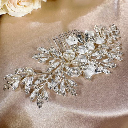 Brillez de mille feux avec notre magnifique peigne à cheveux trèfle en strass (doré et argenté)