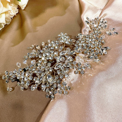 Préparez-vous à briller avec notre magnifique bijou de tête en strass (doré et argenté)