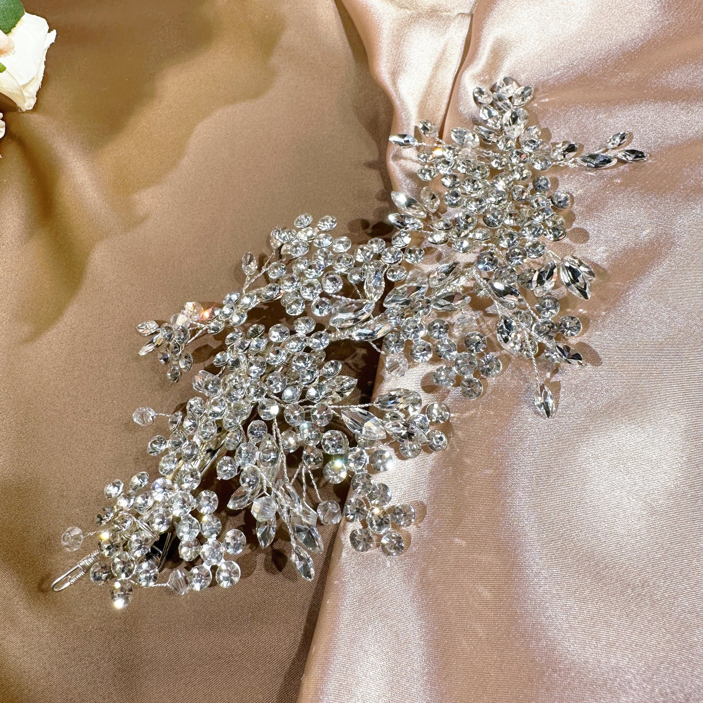 Get ready to dazzle with our Beautiful Rhinestone Headpiece (Gold & Silver)