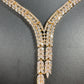231006601 Complétez votre look de mariée avec notre élégante parure de bijoux CZ, un collier en Y.