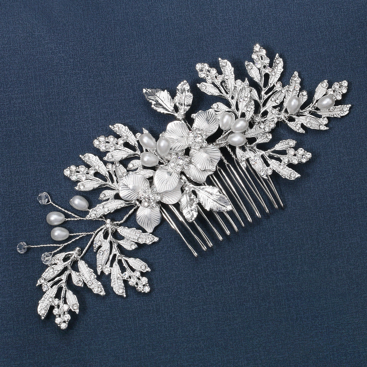 Shine bright with our Gorgeous Rhinestones Clover Design Haircomb (Gold & Silver)