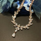 Parure de bijoux florale intemporelle – Collier en zircone cubique et boucles d'oreilles pendantes