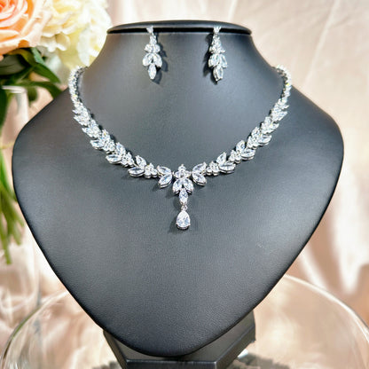 Parure de bijoux florale intemporelle – Collier en zircone cubique et boucles d'oreilles pendantes