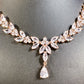 Parure de bijoux florale intemporelle – Collier en zircone cubique et boucles d'oreilles pendantes