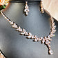 Parure de bijoux florale intemporelle – Collier en zircone cubique et boucles d'oreilles pendantes