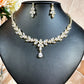 Parure de bijoux florale intemporelle – Collier en zircone cubique et boucles d'oreilles pendantes