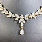 Parure de bijoux florale intemporelle – Collier en zircone cubique et boucles d'oreilles pendantes