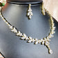 Parure de bijoux florale intemporelle – Collier en zircone cubique et boucles d'oreilles pendantes
