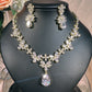 23902003 Charme antique : Collier et boucles d'oreilles pendantes de luxe en oxyde de zirconium au design d'inspiration vintage (disponible en argent, or et or rose)