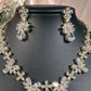 23902003 Charme antique : Collier et boucles d'oreilles pendantes de luxe en oxyde de zirconium au design d'inspiration vintage (disponible en argent, or et or rose)