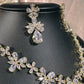 23902003 Charme antique : Collier et boucles d'oreilles pendantes de luxe en oxyde de zirconium au design d'inspiration vintage (disponible en argent, or et or rose)