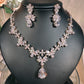 23902003 Charme antique : Collier et boucles d'oreilles pendantes de luxe en oxyde de zirconium au design d'inspiration vintage (disponible en argent, or et or rose)