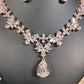 23902003 Charme antique : Collier et boucles d'oreilles pendantes de luxe en oxyde de zirconium au design d'inspiration vintage (disponible en argent, or et or rose)