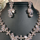 23902003 Charme antique : Collier et boucles d'oreilles pendantes de luxe en oxyde de zirconium au design d'inspiration vintage (disponible en argent, or et or rose)