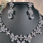 23902003 Charme antique : Collier et boucles d'oreilles pendantes de luxe en oxyde de zirconium au design d'inspiration vintage (disponible en argent, or et or rose)